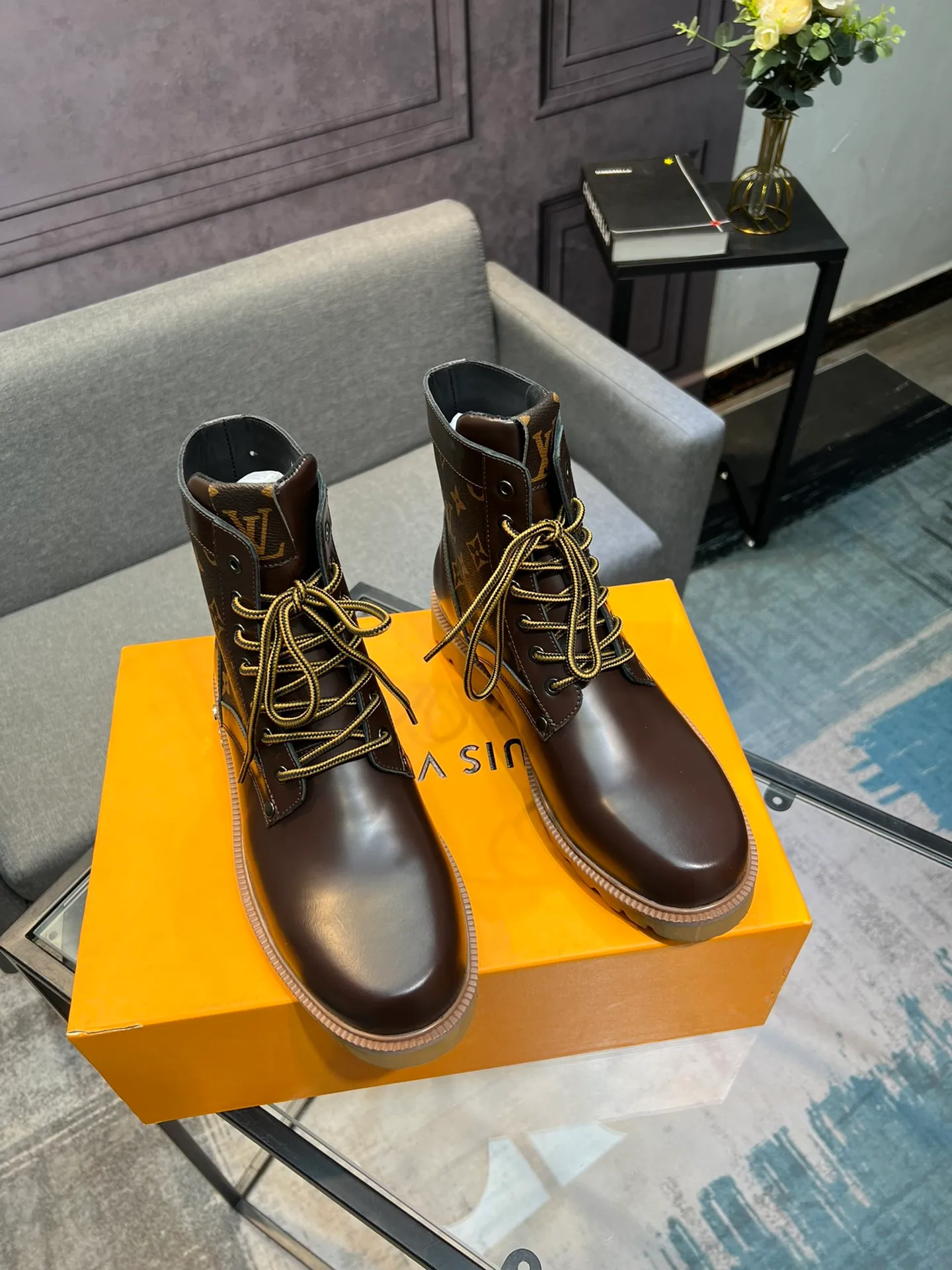 Men's shoes 💰920 L Home - the latest LV men's business casual boots, luxury and nobility are a must. They are all made of imported original first-layer cowhide, just to create a more comfortable wearing experience. ➕Top imported water-dyed full cow lining, original high wear-resistant outsole! 👏👏 Size: Male 39-44; (38 45 46 customized)